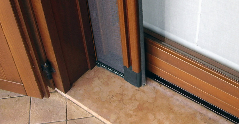 zanzariera per porta finestra in legno con profili invisibili