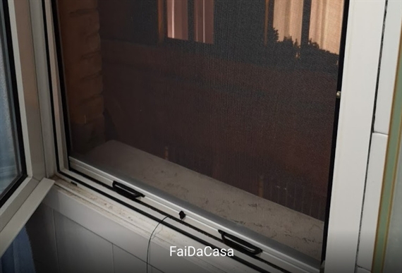 Zanzariera scorrevole verticale bianca