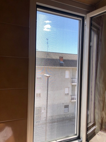 zanzariera verticale per finestra antivento