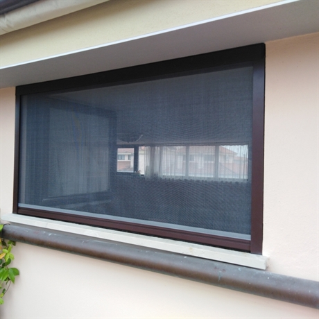 zanzariera per finestra marrone