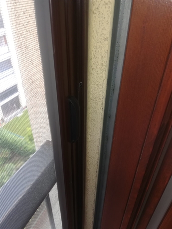 zanzariera laterale a molla su portafinestra