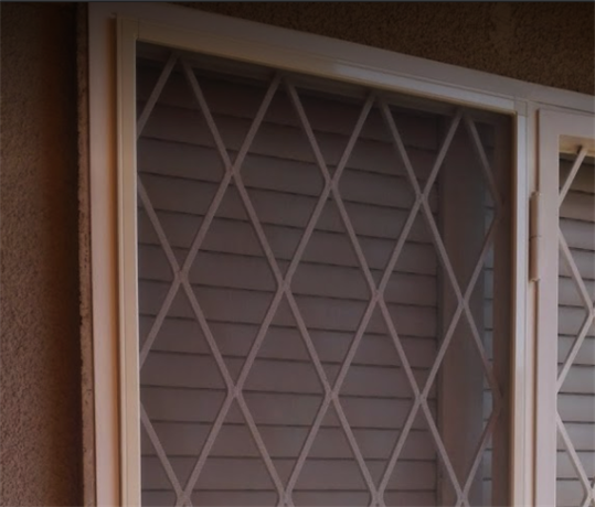 Zanzariera con calamita su inferriata a Roma